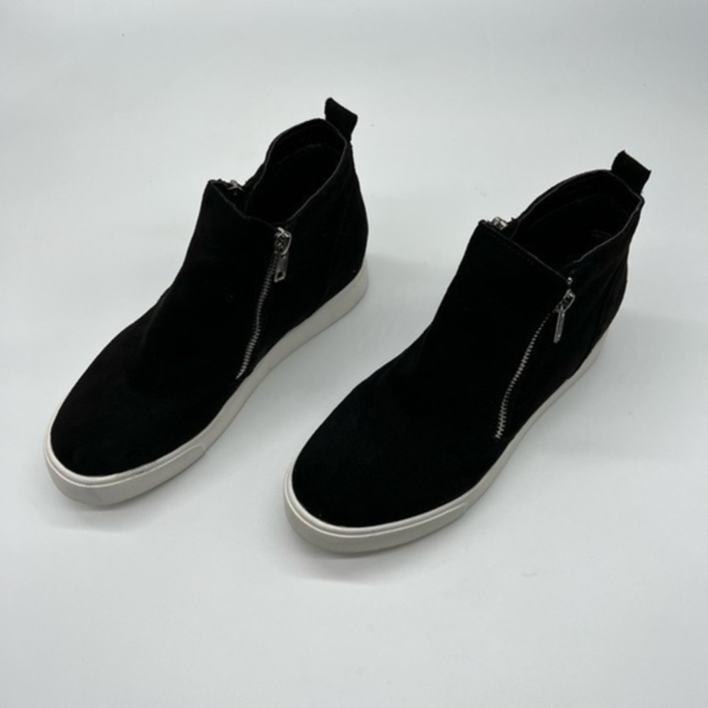 Soda women’s suede sneakers black and white size 8